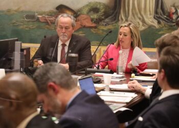 Sen. Kristen Thompson (center) speaks about Senate Bill 1447 during the Senate Business and Commerce Committee meeting.
