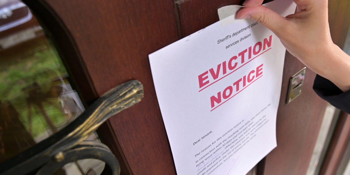 Civil servant sticks a notice of eviction of the tenant