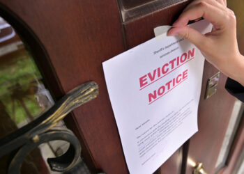 Civil servant sticks a notice of eviction of the tenant