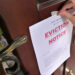 Civil servant sticks a notice of eviction of the tenant