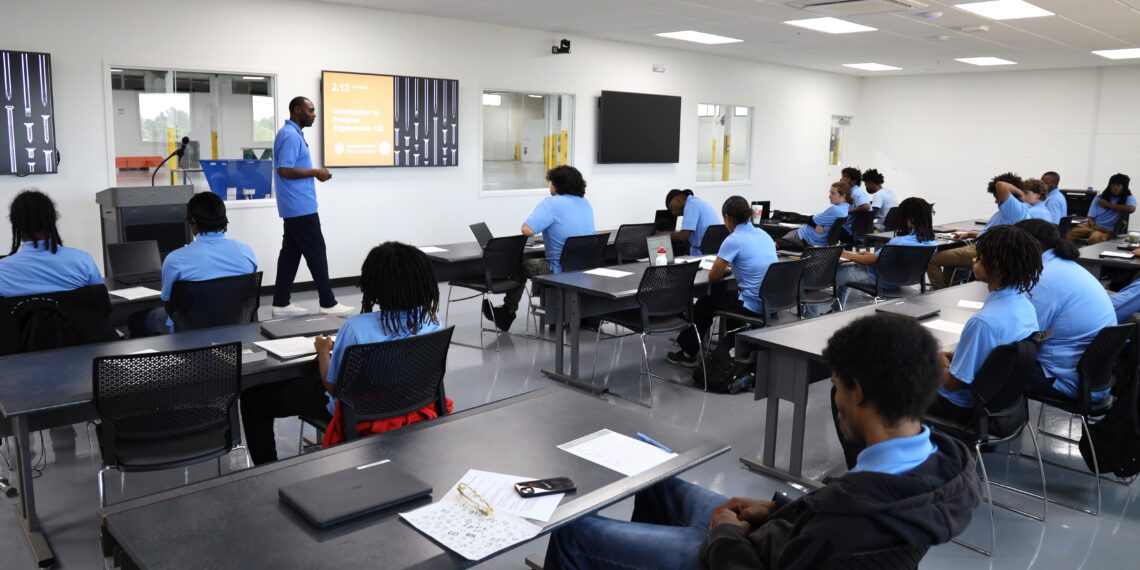 Academy Opens to Manufacture Machinists