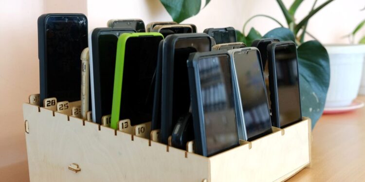 Senate advances bill to extend ‘bell to bell’ cellphone ban in schools